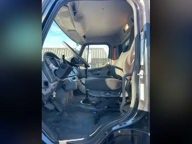 2017 FREIGHTLINER/MERCEDES M2 112