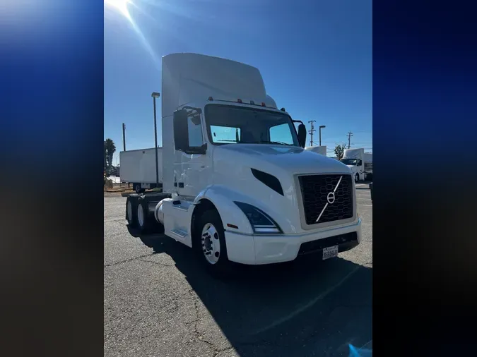 2018 VOLVO VNL64T-300