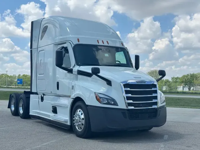 2021 FREIGHTLINER Cascadia 126