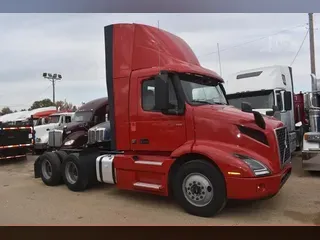 2021 VOLVO VNR64T300