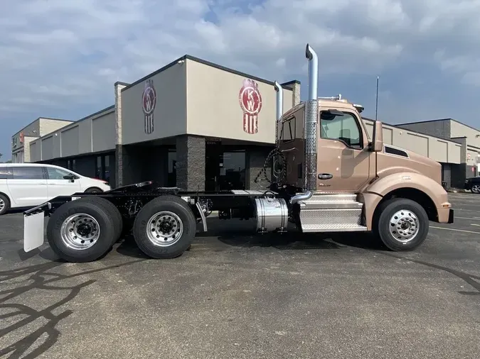 2025 Kenworth T880