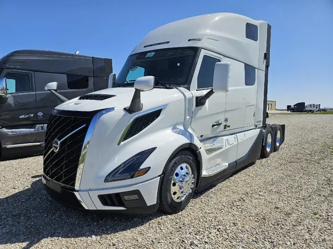 2025 VOLVO VNL64TV04