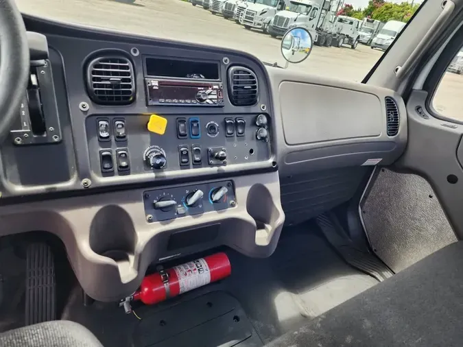 2018 FREIGHTLINER M2 106