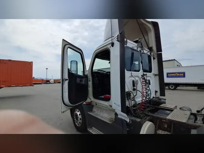 2020 Freightliner Cascadia 126