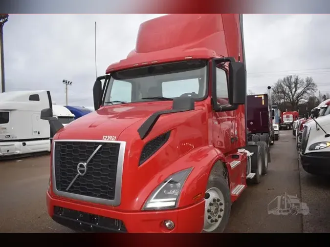 2020 VOLVO VNR64T300