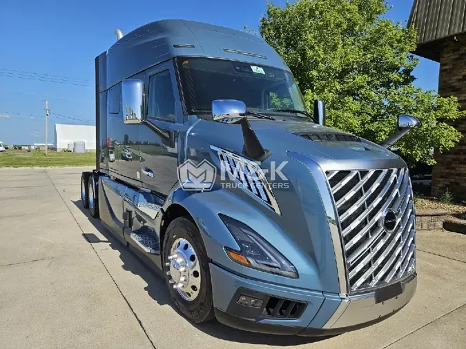 2025 VOLVO VNL64TV04