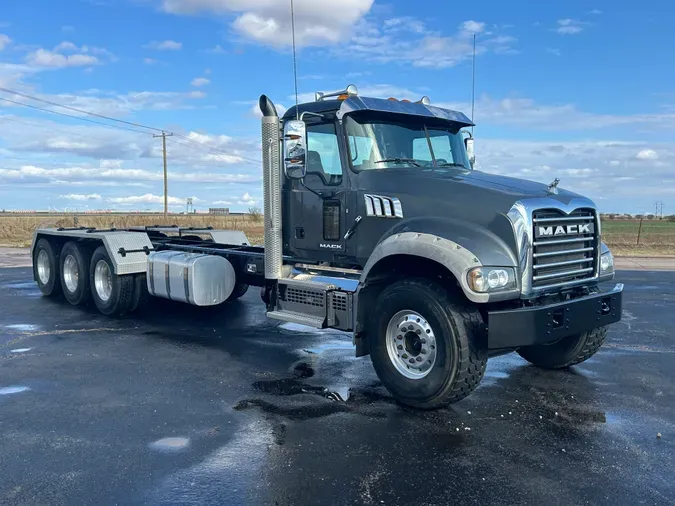 2018 MACK GU714