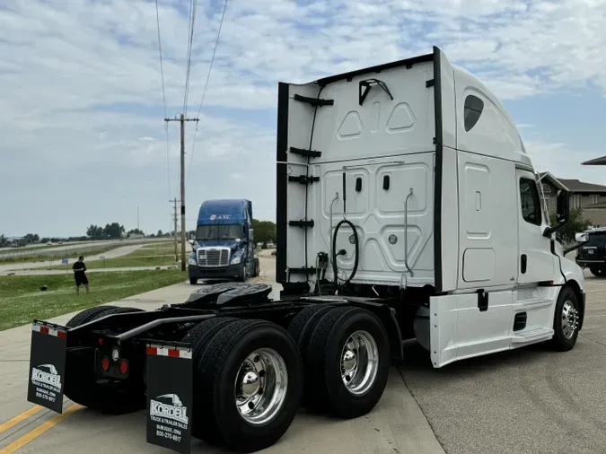 2022 FREIGHTLINER Cascadia 126