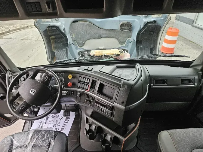 2021 VOLVO VNL64T760