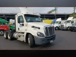 2018 FREIGHTLINER X12564ST