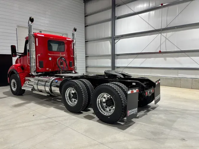 2027 Kenworth T880