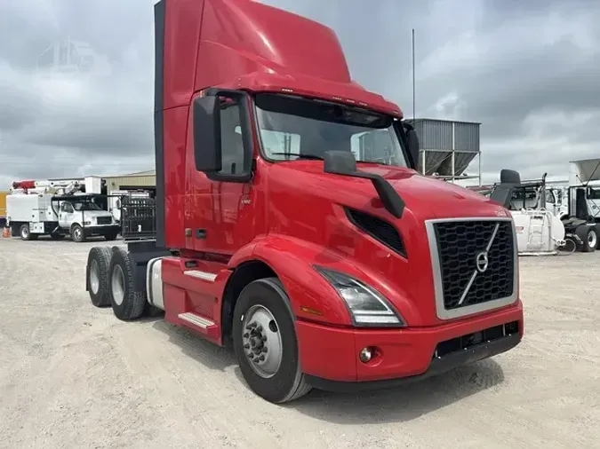 2020 VOLVO VNR64T300