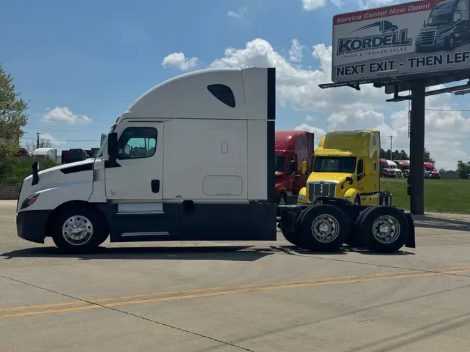 2022 FREIGHTLINER Cascadia 126