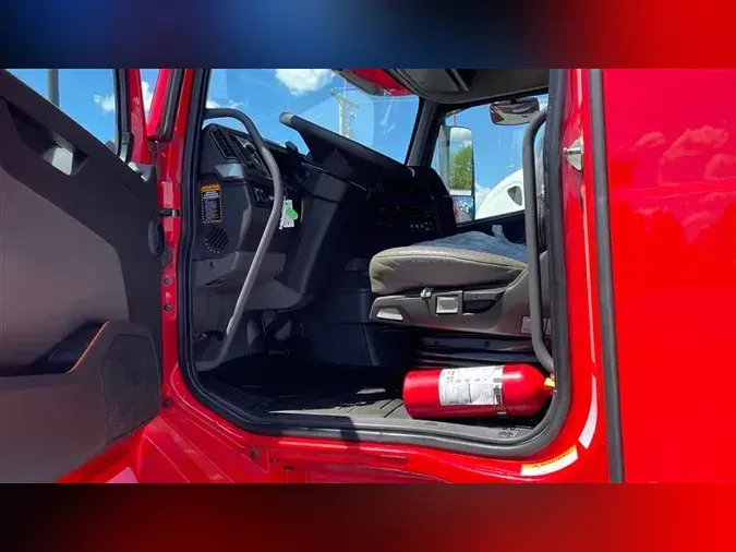 2021 VOLVO VNL740