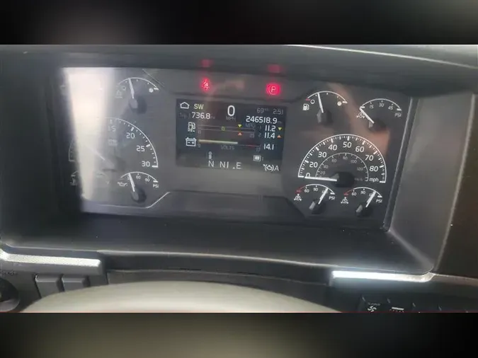 2022 VOLVO VNL740