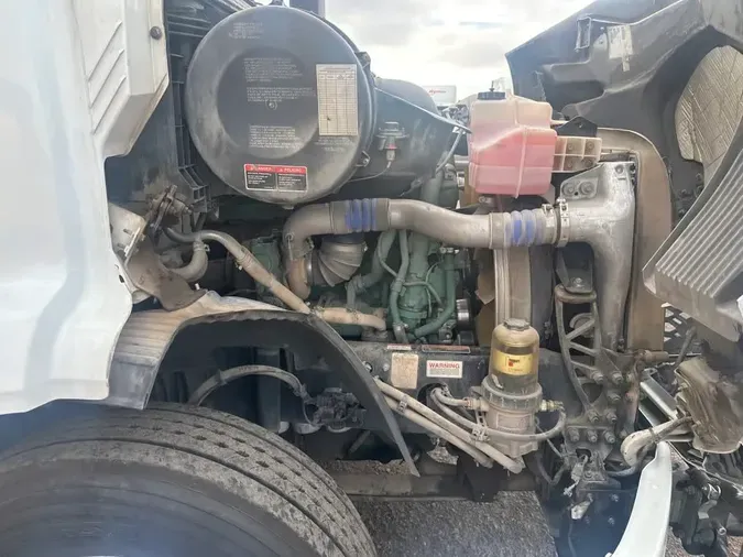 2020 VOLVO VNR64T-640