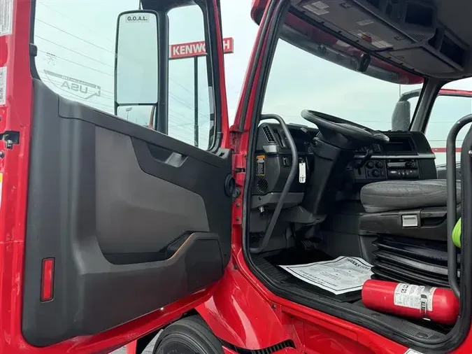 2020 VOLVO VNR300