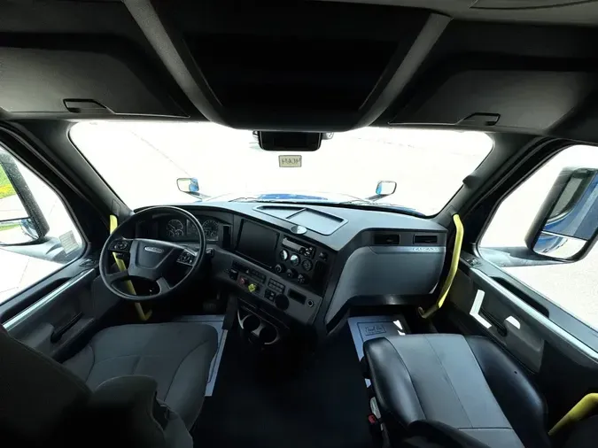 2021 FREIGHTLINER Cascadia 126