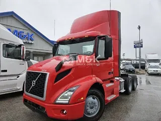 2022 VOLVO VNR64T300