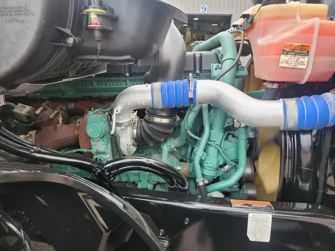 2023 VOLVO VNL64T860