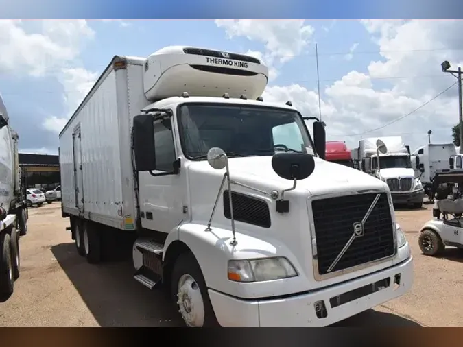 2014 VOLVO VNM64T200