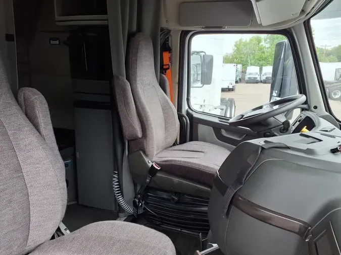 2020 VOLVO VNR64T-640