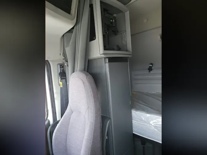 2023 VOLVO VNR64T640