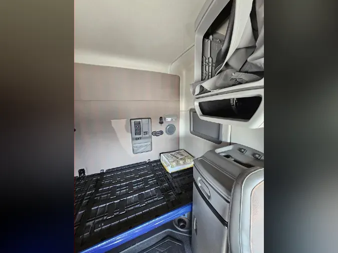 2022 VOLVO VNL64T740