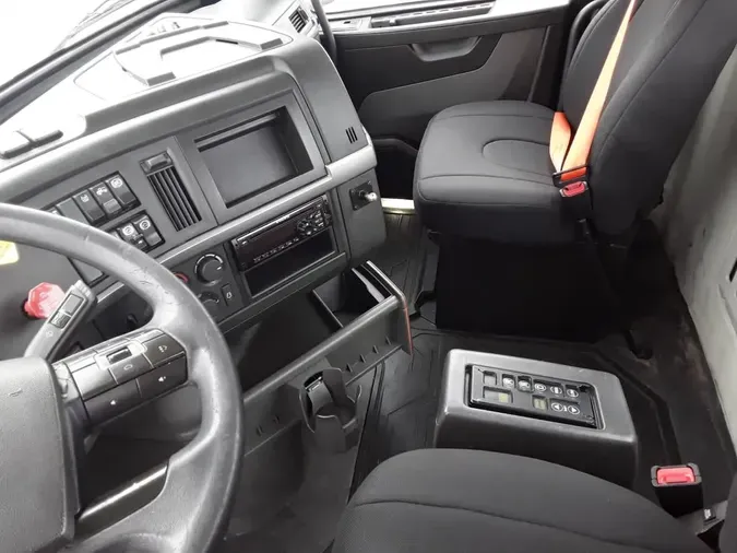 2019 VOLVO VNL64T-3004107a02cb991b4bc4da00cff13a7162b