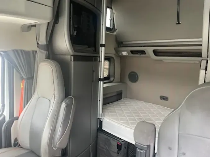2023 VOLVO VNL64T860