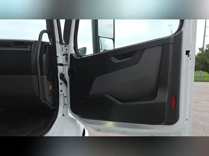 2021 VOLVO VNR64T300