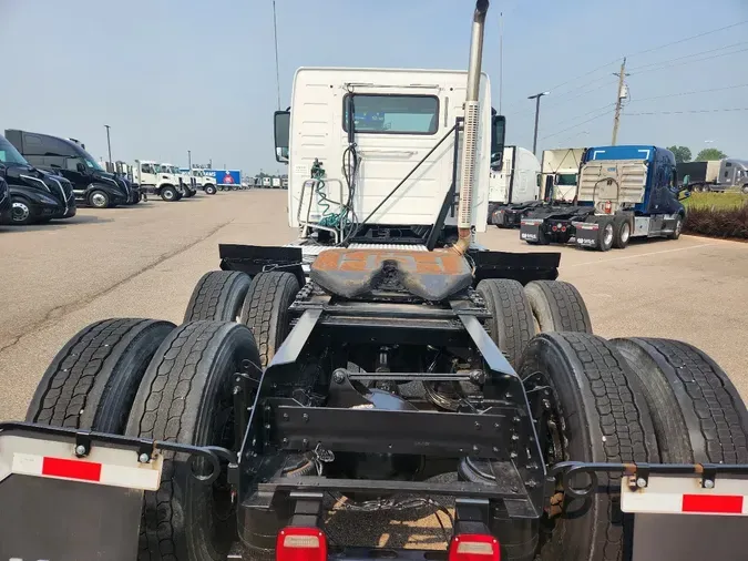 2019 VOLVO VNL64T300