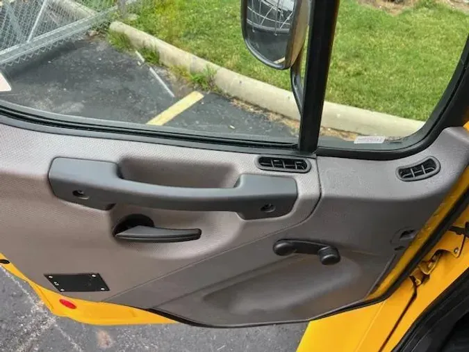2019 Freightliner Business Class M2 106