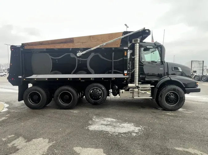 2026 VOLVO VHD64B300