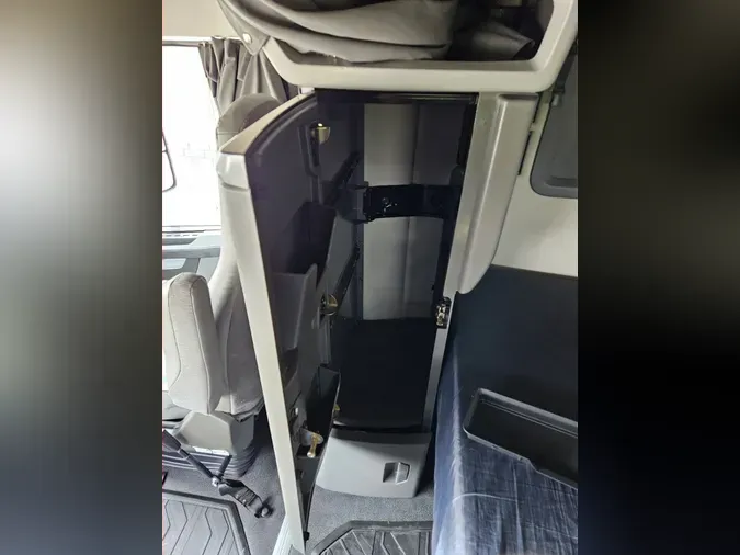 2020 VOLVO VNL64T760
