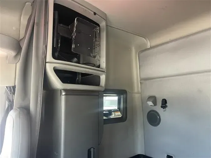 2021 VOLVO VNL740