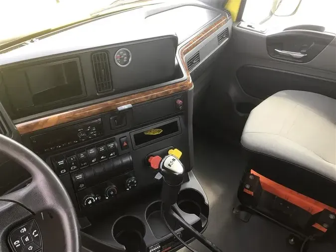 2018 INTERNATIONAL RH613