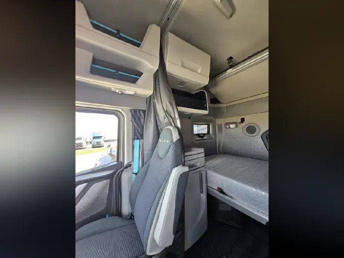 2025 VOLVO VNL64TV04