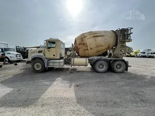 2017 MACK GRANITE GU533