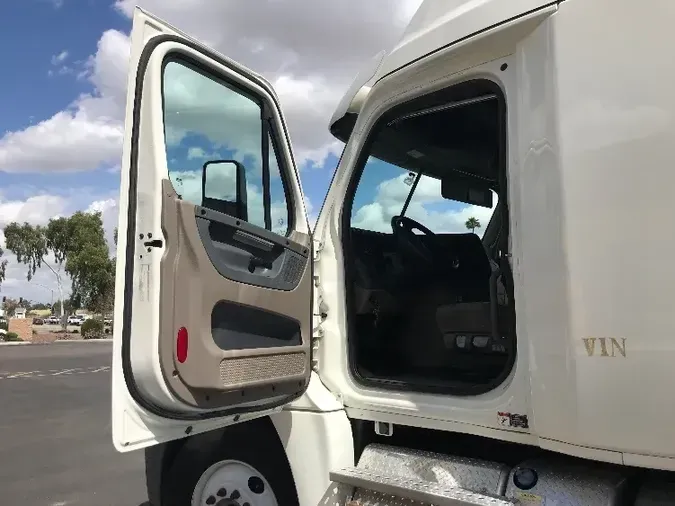 2018 Freightliner X12564ST