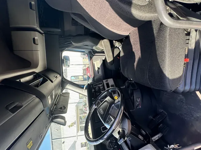 2019 Freightliner Cascadia 126