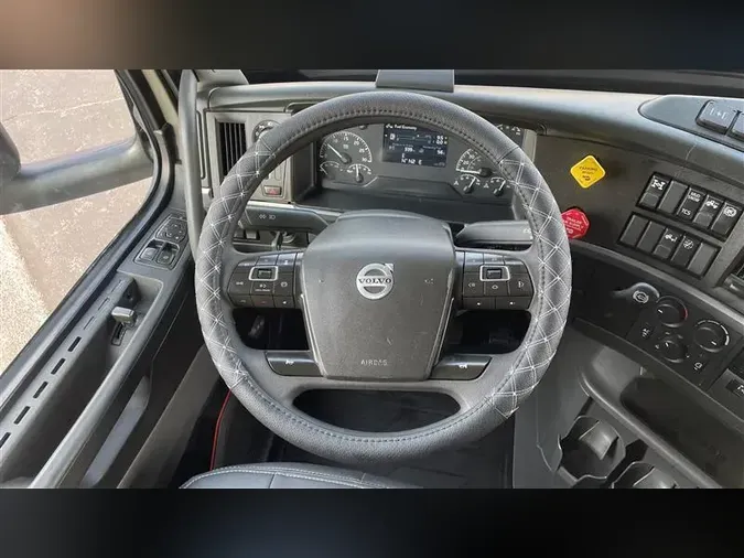 2022 VOLVO VNL760