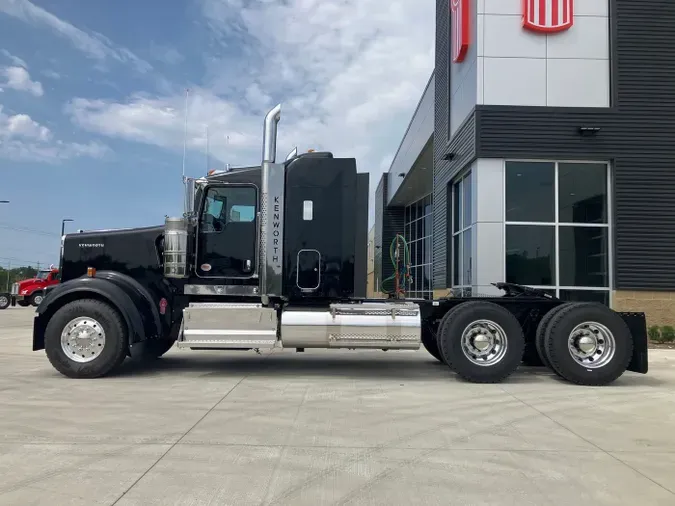 2025 Kenworth W900B