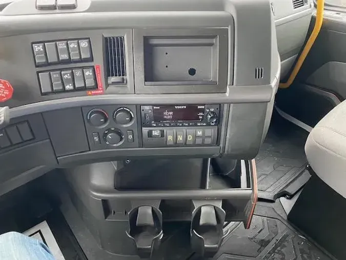 2023 Volvo VNR64T400
