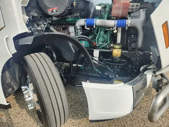 2021 VOLVO VNL64T860