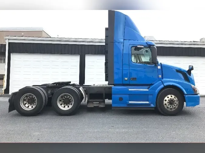 2017 VOLVO VNL64300