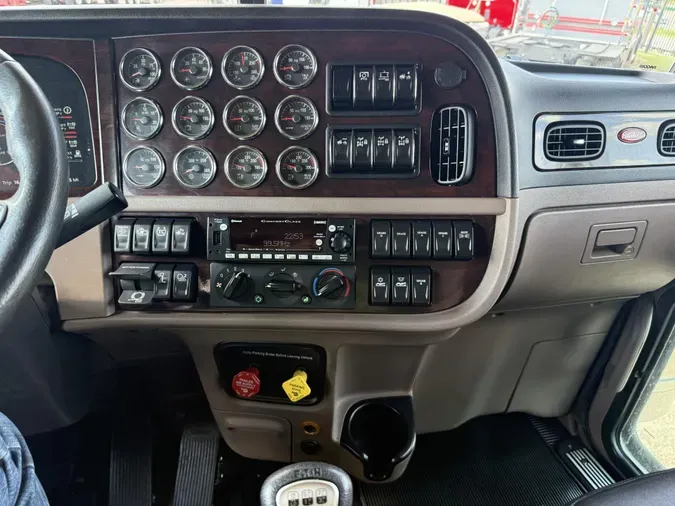 2023 Peterbilt 389
