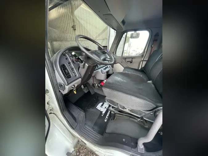 2018 FREIGHTLINER M2 106
