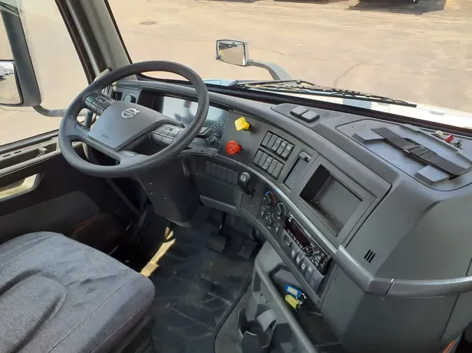 2020 VOLVO VNR42T 300
