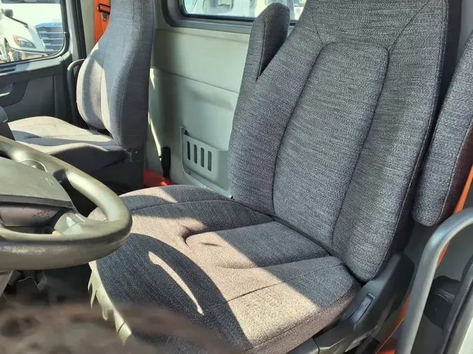 2019 VOLVO VNR42T 300